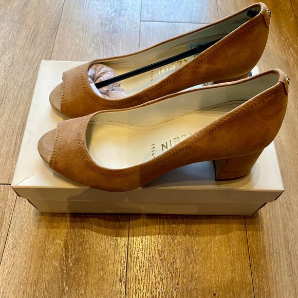 Anne Klein Block Heel Peep-Toe Pump Size 7 Natural - Picture 3 of 10